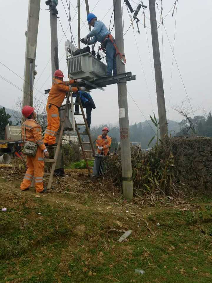 守護燈火，電力人在行動——松桃供電局一線員工春節(jié)保電側記