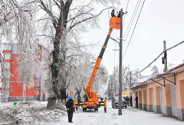 受強雨雪大風冰凍天氣影響，吉林延邊全力搶修供電線路