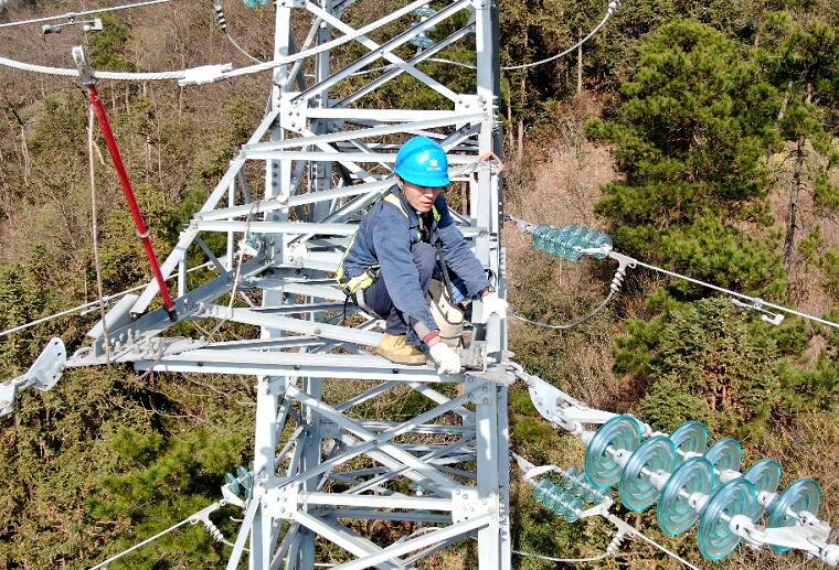 國網(wǎng)余姚市供電公司線路檢修消缺守好山區(qū)供電“生命線”