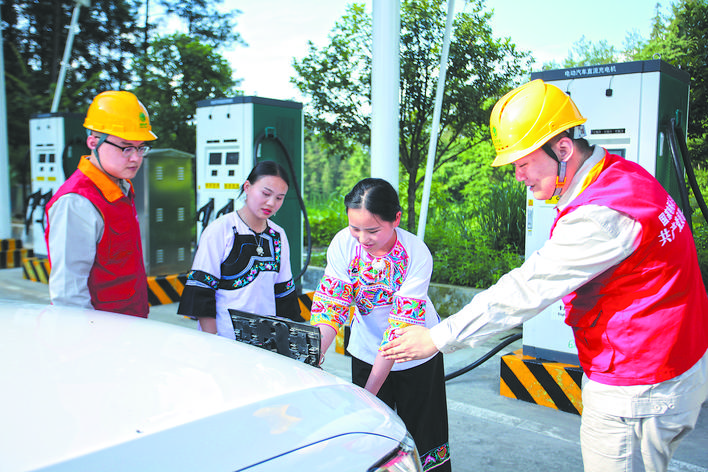 國網(wǎng)湖南電力公司織密充電網(wǎng)絡(luò)助力新能源汽車下鄉(xiāng)