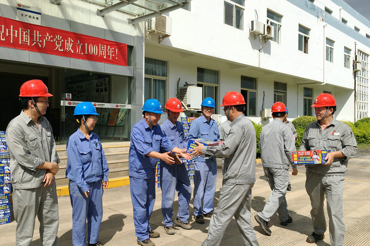 云南開遠(yuǎn)公司開展夏日“送清涼”慰問活動(dòng)