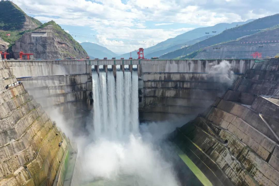 白鶴灘水電站大壩表孔首次過流