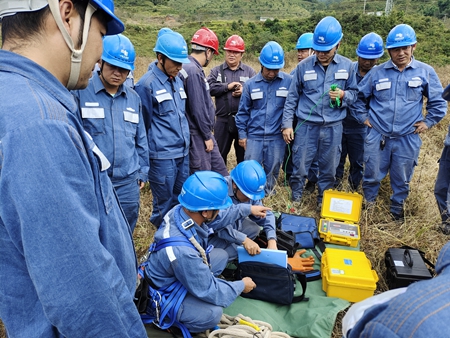 鳳慶供電局開展接地電阻儀、直流試送儀的培訓(xùn)