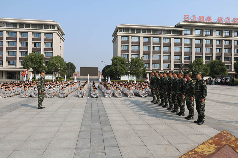 500名師生走進(jìn)中國(guó)安能二局常州分公司開展“軍事體驗(yàn)日”活動(dòng)