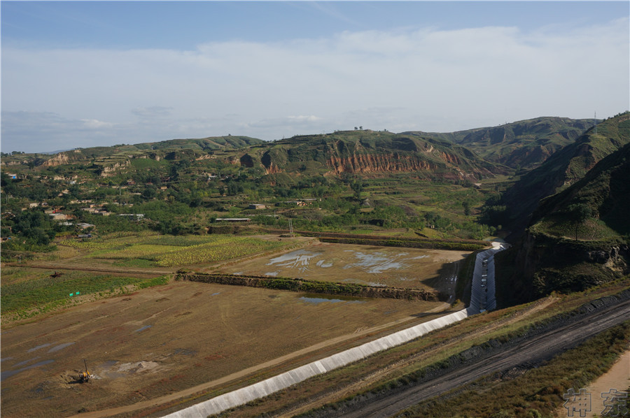 煤矸石填溝造地，千畝溝壑變良田