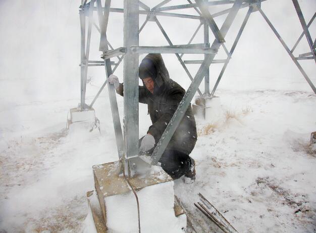 國網(wǎng)蒙東電力暴雪來襲 快速響應保供電