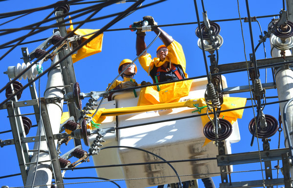 國網樂安縣供電公司帶電作業(yè)戰(zhàn)高溫 迎峰度夏保供電