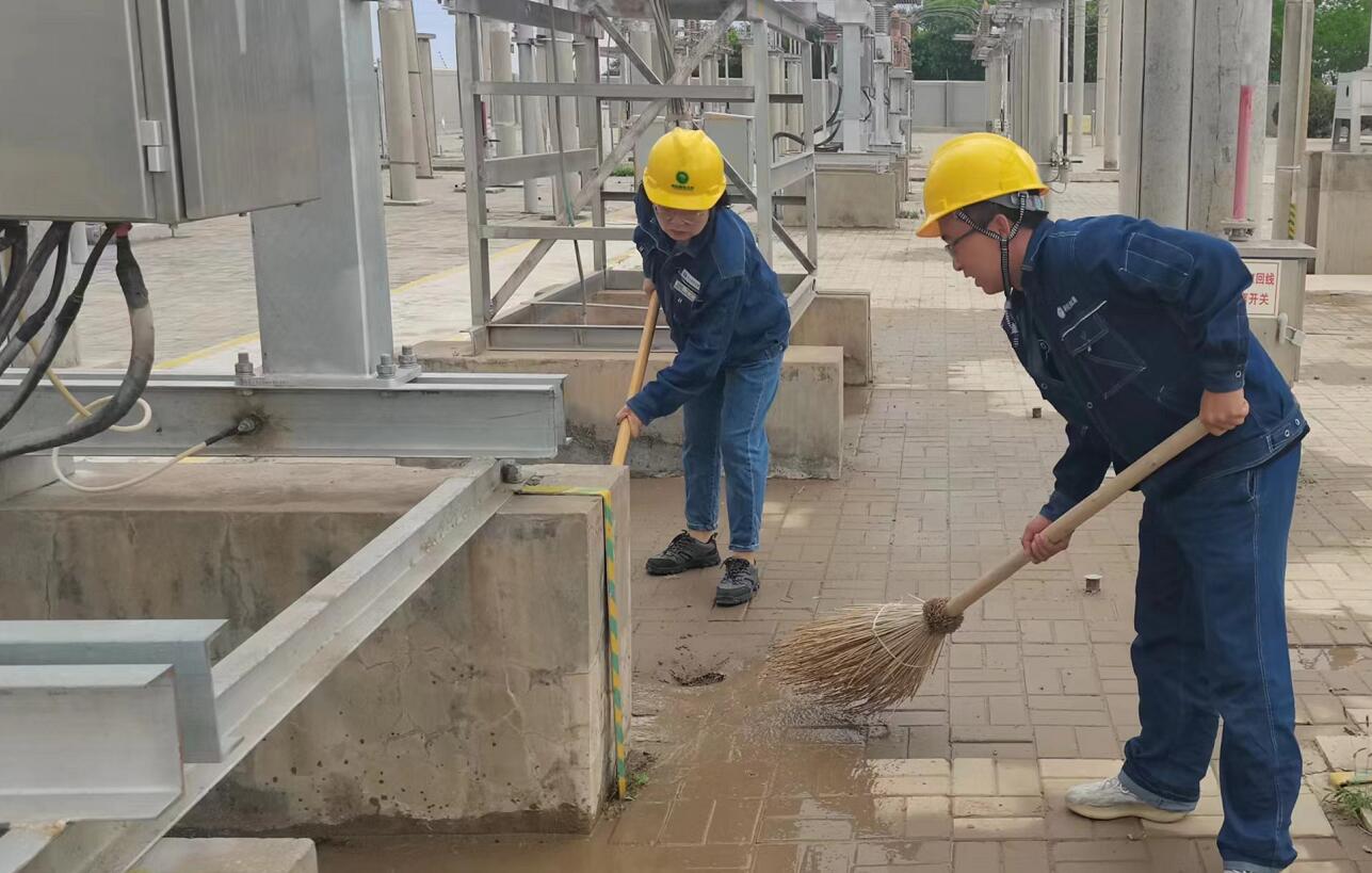 戈壁有雨，阿電人全力出擊保供電