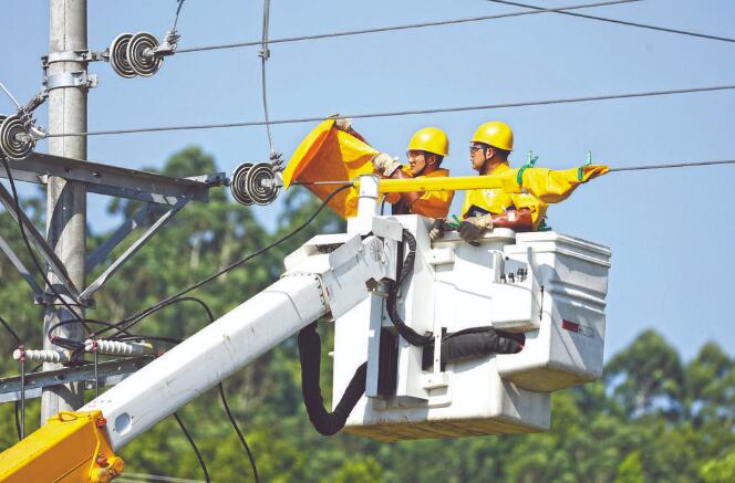 四川廣安：40攝氏度，他們帶電作業(yè)