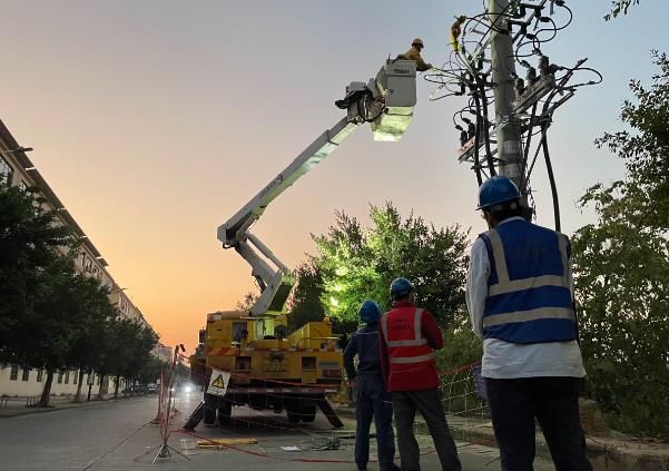 廣西田陽(yáng)供電局帶電作業(yè) 無感消除隱患