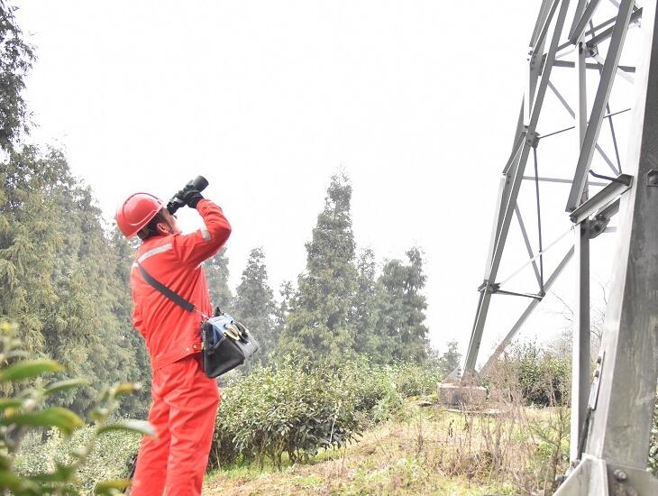 電力線巡檢員穿越密林 守護(hù)溫暖