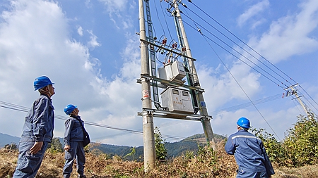 臨滄鳳慶供電局春耕時節(jié)保供電  不誤農(nóng)時不負(fù)春