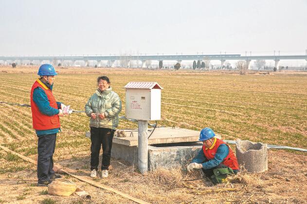 山東省梁山縣：黃河灘區(qū)上，井在地頭，電到井口