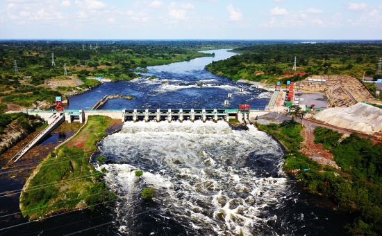 中國(guó)電建設(shè)計(jì)承建的烏干達(dá)最大水電站首臺(tái)機(jī)組并網(wǎng)發(fā)電