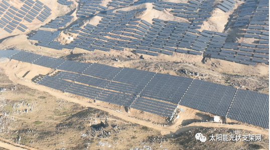 安泰科柔性太陽(yáng)能光伏支架助力全國(guó)海拔最高、坡度最大光伏項(xiàng)目