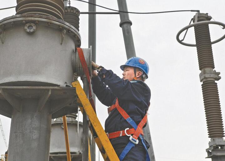 拿好手中“聽診器” 為電氣設備做體檢——記全國五一勞動獎章獲得者馮正軍