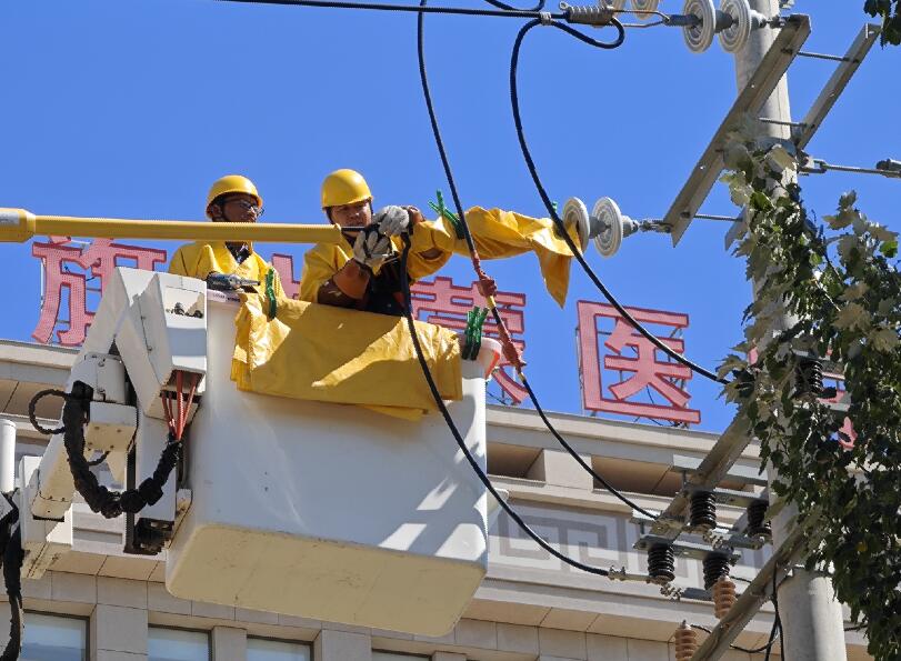 阿拉善供電公司迎夏峰帶電消缺，保醫(yī)電“汗”衛(wèi)民生