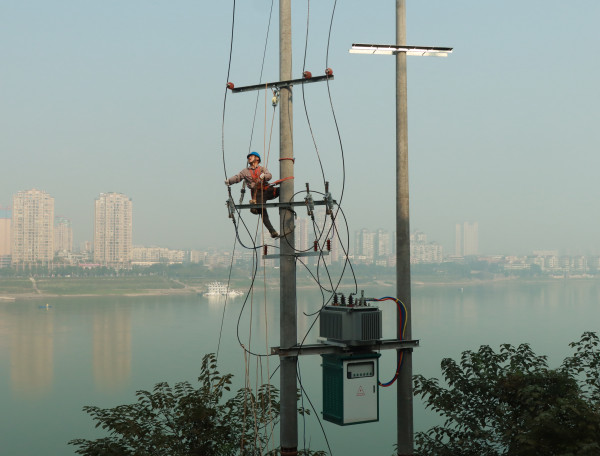 宜賓供電配變?cè)鋈萁夤喔入y題 水上高山潤(rùn)萬(wàn)畝桔園片綠