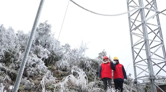 國(guó)網(wǎng)江華供電公司踏雪巡線 迎戰(zhàn)寒潮保供電