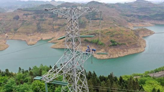 貴州興義供電局高空之上，用責(zé)任守護(hù)安全送去光明