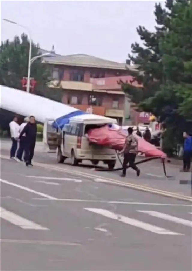 黑龍江一面包車被風(fēng)電機(jī)葉片刺穿，知情人：車上載有7人