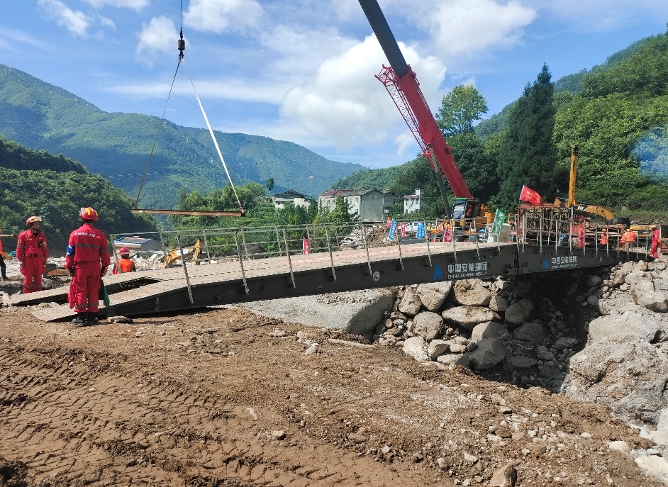 直擊雅安山洪救援 中國安能啟用機械化橋搶通關(guān)鍵道路