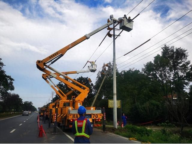 國網(wǎng)郫都供電公司“雙車”帶電緊急搶修，確保上萬群眾用電無憂