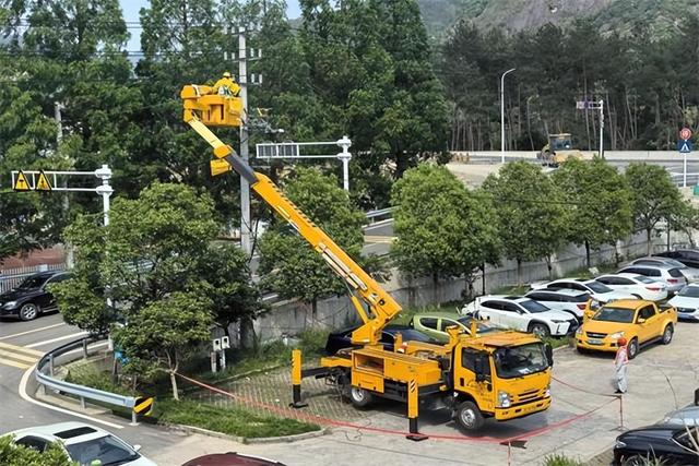 國網永嘉縣供電公司帶電作業(yè)“小黃人”守護夏日清涼